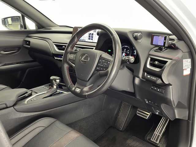 レクサス ＵＸ 250h Fスポーツ 宮崎県 2019(平31)年 7.2万km ホワイトノーヴァガラスフレーク 禁煙車/レクサスセーフティシステム/純正12.3型ナビTV/（CD/DVD/Blu-ray/Bluetooth/MSV/フルセグTV)/純正ビルトイン2.0ETC/純正3眼LEDオートライト/純正LEDフォグ/純正18インチアルミ/純正フロアマット/全方位モニター/プリクラッシュセーフティ/アダプティブクルーズコントロール/レーンディパーチャーアラート/ブラインドスポットモニター/クリアランスソナー/ヘッドアップディスプレイ/黒本革シート/前席パワーシート/前席エアシート/シートヒーター/パワーチルトステアリング/ドライブレコーダー/パドルシフト/本革巻ハンドル/デュアルオートエアコン（ナノイー）/パワーバックドア/スマートキー/プッシュエンジンスタート/スペアキー/新車時保証書/取扱い説明書