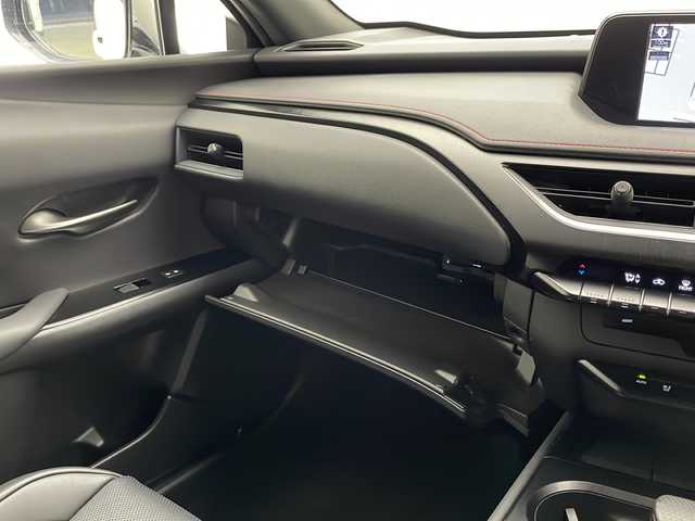レクサス ＵＸ 250h Fスポーツ 宮崎県 2019(平31)年 7.2万km ホワイトノーヴァガラスフレーク 禁煙車/レクサスセーフティシステム/純正12.3型ナビTV/（CD/DVD/Blu-ray/Bluetooth/MSV/フルセグTV)/純正ビルトイン2.0ETC/純正3眼LEDオートライト/純正LEDフォグ/純正18インチアルミ/純正フロアマット/全方位モニター/プリクラッシュセーフティ/アダプティブクルーズコントロール/レーンディパーチャーアラート/ブラインドスポットモニター/クリアランスソナー/ヘッドアップディスプレイ/黒本革シート/前席パワーシート/前席エアシート/シートヒーター/パワーチルトステアリング/ドライブレコーダー/パドルシフト/本革巻ハンドル/デュアルオートエアコン（ナノイー）/パワーバックドア/スマートキー/プッシュエンジンスタート/スペアキー/新車時保証書/取扱い説明書
