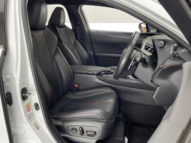 レクサス ＵＸ 250h Fスポーツ 宮崎県 2019(平31)年 7.2万km ホワイトノーヴァガラスフレーク 禁煙車/レクサスセーフティシステム/純正12.3型ナビTV/（CD/DVD/Blu-ray/Bluetooth/MSV/フルセグTV)/純正ビルトイン2.0ETC/純正3眼LEDオートライト/純正LEDフォグ/純正18インチアルミ/純正フロアマット/全方位モニター/プリクラッシュセーフティ/アダプティブクルーズコントロール/レーンディパーチャーアラート/ブラインドスポットモニター/クリアランスソナー/ヘッドアップディスプレイ/黒本革シート/前席パワーシート/前席エアシート/シートヒーター/パワーチルトステアリング/ドライブレコーダー/パドルシフト/本革巻ハンドル/デュアルオートエアコン（ナノイー）/パワーバックドア/スマートキー/プッシュエンジンスタート/スペアキー/新車時保証書/取扱い説明書