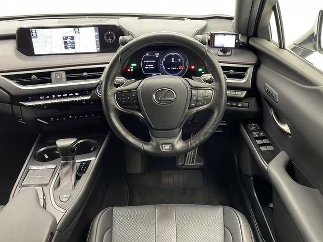 レクサス ＵＸ 250h Fスポーツ 宮崎県 2019(平31)年 7.2万km ホワイトノーヴァガラスフレーク 禁煙車/レクサスセーフティシステム/純正12.3型ナビTV/（CD/DVD/Blu-ray/Bluetooth/MSV/フルセグTV)/純正ビルトイン2.0ETC/純正3眼LEDオートライト/純正LEDフォグ/純正18インチアルミ/純正フロアマット/全方位モニター/プリクラッシュセーフティ/アダプティブクルーズコントロール/レーンディパーチャーアラート/ブラインドスポットモニター/クリアランスソナー/ヘッドアップディスプレイ/黒本革シート/前席パワーシート/前席エアシート/シートヒーター/パワーチルトステアリング/ドライブレコーダー/パドルシフト/本革巻ハンドル/デュアルオートエアコン（ナノイー）/パワーバックドア/スマートキー/プッシュエンジンスタート/スペアキー/新車時保証書/取扱い説明書