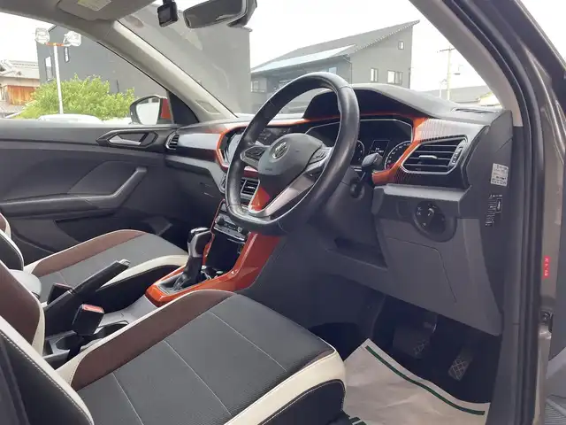 フォルクスワーゲン Ｔ－クロス TSI 1stプラス 和歌山県 2020(令2)年 3.1万km ガンＭ ワンオーナー/純正ナビ/　＜CD/DVD/SD/Bluetooth/AM/FM＞/バックカメラ/ETC2.0/ACC/レーンアシスト/ブラインドスポットモニター/コーナーセンサー/パーキングアシスト/前後ドラレコ/革巻きステアリング/ルーフレール/電動格納ミラー/純正フロアマット/オートライト/スマートキー×２/取扱説明書/保証書