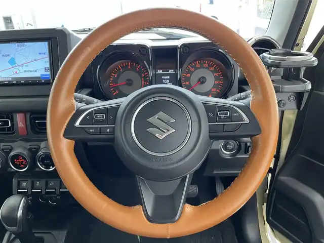 スズキ ジムニー シエラ JC 滋賀県 2020(令2)年 1.8万km シフォンアイボリーメタリックブラック2トーンルーフ 社外SDナビ【CD/USB/Bluetooth】/衝突軽減ブレーキ/車線逸脱警報/クルーズコントロール/D/N席シートヒーター/オートライト/LEDヘッドライト/ETC/前方ドライブレコーダー/革巻きステアリング/ルーフキャリア