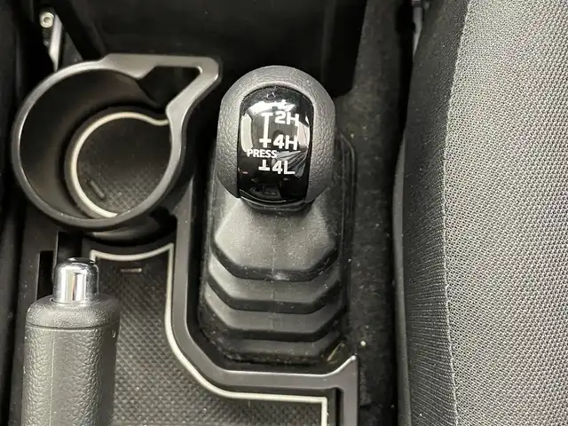 スズキ ジムニー シエラ JC 滋賀県 2020(令2)年 1.8万km シフォンアイボリーメタリックブラック2トーンルーフ 社外SDナビ【CD/USB/Bluetooth】/衝突軽減ブレーキ/車線逸脱警報/クルーズコントロール/D/N席シートヒーター/オートライト/LEDヘッドライト/ETC/前方ドライブレコーダー/革巻きステアリング/ルーフキャリア