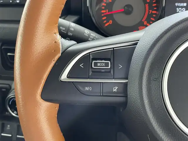 スズキ ジムニー シエラ JC 滋賀県 2020(令2)年 1.8万km シフォンアイボリーメタリックブラック2トーンルーフ 社外SDナビ【CD/USB/Bluetooth】/衝突軽減ブレーキ/車線逸脱警報/クルーズコントロール/D/N席シートヒーター/オートライト/LEDヘッドライト/ETC/前方ドライブレコーダー/革巻きステアリング/ルーフキャリア