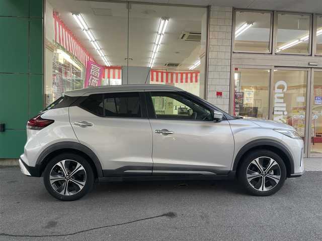 日産 キックス X 愛知県 2021(令3)年 2.9万km ブリリアントシルバー セーフティアシスト/・プロパイロット/・インテリジェントエマージェンシーブレーキ/・インテリジェントLI〈車線逸脱防支援〉/・インテリジェントDA〈ふらつき警報〉/・LDW〈車線逸脱警報〉/・ハイビームアシスト/・踏み間違い衝突防止アシスト/純正SDナビ〈MM320-L〉/・DVD／Bluetooth／地デジTV/バック／アラウンドビューカメラ/インテリジェントルームミラー〈MOP〉/寒冷地仕様〈MOP〉/・前席シートヒーター/・ステアリングヒーター/・ヒーター付ドアミラー/ルーフレール/前後ソナー/純正ドライブレコーダー/LEDヘッドライト＆フォグライト/ブルーLEDプッシュパワースタート/インテリジェントキー