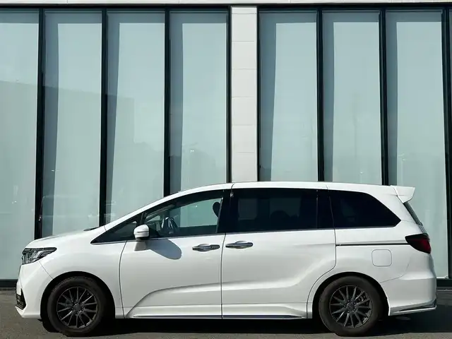 ホンダ オデッセイ アブソルート EX 大阪府 2021(令3)年 2.1万km プラチナホワイトパール 純正１０インチナビ/   フルセグTV/CD/DVD/Bluetooth/USB/全方位モニター/１１．６インチ後席モニター/衝突軽減ブレーキ/横滑り防止装置/コーナーセンサー/ＢＳＭ/前席シートヒーター/前席パワーシート/電動リアゲート/両側パワースライドドア/レーダークルーズコントロール/レーンキープアシスト/パドルシフト/アイドリングストップ/前後ドライブレコーダー/VELVA SPORT 17インチアルミホイール/純正フロアマット/オットマン/プッシュスタート/スマートキー/ＥＴＣ/ＬＥＤ/禁煙車