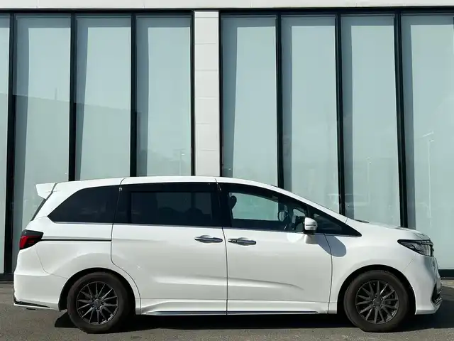 ホンダ オデッセイ アブソルート EX 大阪府 2021(令3)年 2.1万km プラチナホワイトパール 純正１０インチナビ/   フルセグTV/CD/DVD/Bluetooth/USB/全方位モニター/１１．６インチ後席モニター/衝突軽減ブレーキ/横滑り防止装置/コーナーセンサー/ＢＳＭ/前席シートヒーター/前席パワーシート/電動リアゲート/両側パワースライドドア/レーダークルーズコントロール/レーンキープアシスト/パドルシフト/アイドリングストップ/前後ドライブレコーダー/VELVA SPORT 17インチアルミホイール/純正フロアマット/オットマン/プッシュスタート/スマートキー/ＥＴＣ/ＬＥＤ/禁煙車