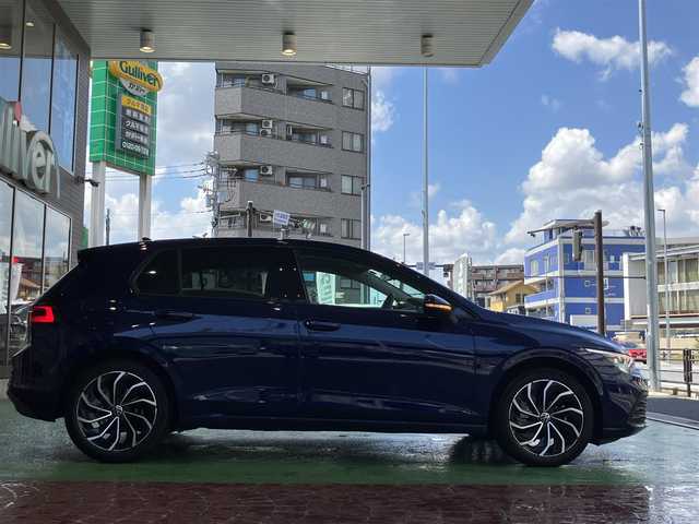 フォルクスワーゲン ゴルフ TDI アクティブアドバンス 神奈川県 2022(令4)年 2.8万km アトランティックブルーM ワンオーナー/保証書/取扱説明書/Discover PRO/・10インチタッチスクリーン/・App Connect/・We Connect Plue/・SDDナビ/・地デジTV/・ジェスチャーコントロール/・7スピーカー/・ETC2.0/Bluetooth/バックカメラ/ドライビングプロファイル機能/オールインセーフティ/・アダプティブクルーズコントロール/・緊急時停車支援システム/・レーンキープアシストシステム/・レーンチェンジアシストシステム/・ドライバー疲労検知システム/・リアトラフィックアラート/・エグジットウォーニング/・プリクラッシュブレーキシステム/・スタティックコーナーリングライト/・ダイナミックコーナーリングライト/・ダイナミックライトアシスト/・駐車支援システム/・パークディスタンスコントロール（フロント/リア）/・オプティカルパーキングシステム/マトリックスLEDヘッドライト/デジタルコックピットプロ/ヘッドアップディスプレイ/前席シートヒーター