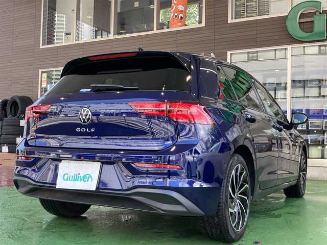 フォルクスワーゲン ゴルフ TDI アクティブアドバンス 神奈川県 2022(令4)年 2.8万km アトランティックブルーM ワンオーナー/保証書/取扱説明書/Discover PRO/・10インチタッチスクリーン/・App Connect/・We Connect Plue/・SDDナビ/・地デジTV/・ジェスチャーコントロール/・7スピーカー/・ETC2.0/Bluetooth/バックカメラ/ドライビングプロファイル機能/オールインセーフティ/・アダプティブクルーズコントロール/・緊急時停車支援システム/・レーンキープアシストシステム/・レーンチェンジアシストシステム/・ドライバー疲労検知システム/・リアトラフィックアラート/・エグジットウォーニング/・プリクラッシュブレーキシステム/・スタティックコーナーリングライト/・ダイナミックコーナーリングライト/・ダイナミックライトアシスト/・駐車支援システム/・パークディスタンスコントロール（フロント/リア）/・オプティカルパーキングシステム/マトリックスLEDヘッドライト/デジタルコックピットプロ/ヘッドアップディスプレイ/前席シートヒーター
