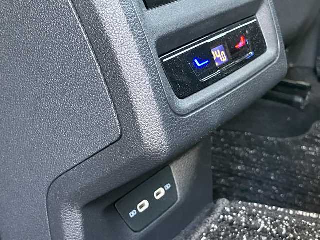 フォルクスワーゲン ゴルフ TDI アクティブアドバンス 神奈川県 2022(令4)年 2.8万km アトランティックブルーM ワンオーナー/保証書/取扱説明書/Discover PRO/・10インチタッチスクリーン/・App Connect/・We Connect Plue/・SDDナビ/・地デジTV/・ジェスチャーコントロール/・7スピーカー/・ETC2.0/Bluetooth/バックカメラ/ドライビングプロファイル機能/オールインセーフティ/・アダプティブクルーズコントロール/・緊急時停車支援システム/・レーンキープアシストシステム/・レーンチェンジアシストシステム/・ドライバー疲労検知システム/・リアトラフィックアラート/・エグジットウォーニング/・プリクラッシュブレーキシステム/・スタティックコーナーリングライト/・ダイナミックコーナーリングライト/・ダイナミックライトアシスト/・駐車支援システム/・パークディスタンスコントロール（フロント/リア）/・オプティカルパーキングシステム/マトリックスLEDヘッドライト/デジタルコックピットプロ/ヘッドアップディスプレイ/前席シートヒーター