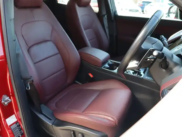 ジャガー ジャガー Ｅペース R ダイナミックSE P250 宮城県 2022(令4)年 1.1万km イタリアンレーシングレッド 純正ナビ【ＢＴ／ＡｐｐｌＣａｒｐｌａｙ／ＡｎｄｒｏｉｄＡｕｔｏ】/ガラスルーフ　/ワイヤレス充電　/赤レザーシート　/ＭＥＲＩＤＩＡＮサウンド　/全席シートヒーター/エマージェンシーブレーキ　/エマージェンシーレーンキープ/リヤトラフィックモニター/ブラインドスポットモニター/オートマチックパーキングエイド/ステアリングヒーター/パドルシフト/前席パワーシート/D席メモリー付き/アダプティブクルーズコントロール　/パワーバックドア　/全方位カメラ/レインセンサー付きワイパー/ドライブレコーダー/オートマチックハイビーム/LEDヘッドライト/純正21インチAW/禁煙車