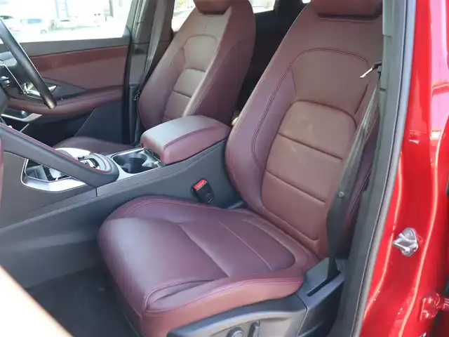 ジャガー ジャガー Ｅペース R ダイナミックSE P250 宮城県 2022(令4)年 1.1万km イタリアンレーシングレッド 純正ナビ【ＢＴ／ＡｐｐｌＣａｒｐｌａｙ／ＡｎｄｒｏｉｄＡｕｔｏ】/ガラスルーフ　/ワイヤレス充電　/赤レザーシート　/ＭＥＲＩＤＩＡＮサウンド　/全席シートヒーター/エマージェンシーブレーキ　/エマージェンシーレーンキープ/リヤトラフィックモニター/ブラインドスポットモニター/オートマチックパーキングエイド/ステアリングヒーター/パドルシフト/前席パワーシート/D席メモリー付き/アダプティブクルーズコントロール　/パワーバックドア　/全方位カメラ/レインセンサー付きワイパー/ドライブレコーダー/オートマチックハイビーム/LEDヘッドライト/純正21インチAW/禁煙車