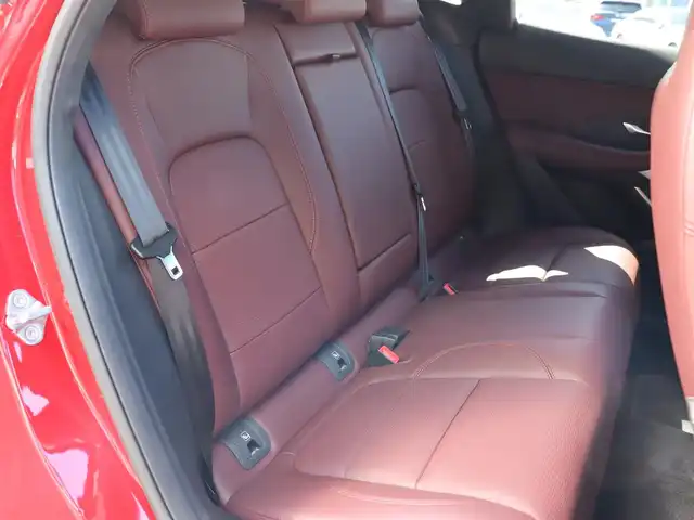 ジャガー ジャガー Ｅペース R ダイナミックSE P250 宮城県 2022(令4)年 1.1万km イタリアンレーシングレッド 純正ナビ【ＢＴ／ＡｐｐｌＣａｒｐｌａｙ／ＡｎｄｒｏｉｄＡｕｔｏ】/ガラスルーフ　/ワイヤレス充電　/赤レザーシート　/ＭＥＲＩＤＩＡＮサウンド　/全席シートヒーター/エマージェンシーブレーキ　/エマージェンシーレーンキープ/リヤトラフィックモニター/ブラインドスポットモニター/オートマチックパーキングエイド/ステアリングヒーター/パドルシフト/前席パワーシート/D席メモリー付き/アダプティブクルーズコントロール　/パワーバックドア　/全方位カメラ/レインセンサー付きワイパー/ドライブレコーダー/オートマチックハイビーム/LEDヘッドライト/純正21インチAW/禁煙車