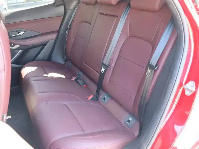 ジャガー ジャガー Ｅペース R ダイナミックSE P250 宮城県 2022(令4)年 1.1万km イタリアンレーシングレッド 純正ナビ【ＢＴ／ＡｐｐｌＣａｒｐｌａｙ／ＡｎｄｒｏｉｄＡｕｔｏ】/ガラスルーフ　/ワイヤレス充電　/赤レザーシート　/ＭＥＲＩＤＩＡＮサウンド　/全席シートヒーター/エマージェンシーブレーキ　/エマージェンシーレーンキープ/リヤトラフィックモニター/ブラインドスポットモニター/オートマチックパーキングエイド/ステアリングヒーター/パドルシフト/前席パワーシート/D席メモリー付き/アダプティブクルーズコントロール　/パワーバックドア　/全方位カメラ/レインセンサー付きワイパー/ドライブレコーダー/オートマチックハイビーム/LEDヘッドライト/純正21インチAW/禁煙車
