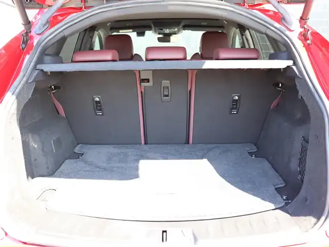ジャガー ジャガー Ｅペース R ダイナミックSE P250 宮城県 2022(令4)年 1.1万km イタリアンレーシングレッド 純正ナビ【ＢＴ／ＡｐｐｌＣａｒｐｌａｙ／ＡｎｄｒｏｉｄＡｕｔｏ】/ガラスルーフ　/ワイヤレス充電　/赤レザーシート　/ＭＥＲＩＤＩＡＮサウンド　/全席シートヒーター/エマージェンシーブレーキ　/エマージェンシーレーンキープ/リヤトラフィックモニター/ブラインドスポットモニター/オートマチックパーキングエイド/ステアリングヒーター/パドルシフト/前席パワーシート/D席メモリー付き/アダプティブクルーズコントロール　/パワーバックドア　/全方位カメラ/レインセンサー付きワイパー/ドライブレコーダー/オートマチックハイビーム/LEDヘッドライト/純正21インチAW/禁煙車