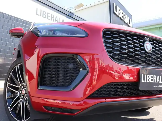 ジャガー ジャガー Ｅペース R ダイナミックSE P250 宮城県 2022(令4)年 1.1万km イタリアンレーシングレッド 純正ナビ【ＢＴ／ＡｐｐｌＣａｒｐｌａｙ／ＡｎｄｒｏｉｄＡｕｔｏ】/ガラスルーフ　/ワイヤレス充電　/赤レザーシート　/ＭＥＲＩＤＩＡＮサウンド　/全席シートヒーター/エマージェンシーブレーキ　/エマージェンシーレーンキープ/リヤトラフィックモニター/ブラインドスポットモニター/オートマチックパーキングエイド/ステアリングヒーター/パドルシフト/前席パワーシート/D席メモリー付き/アダプティブクルーズコントロール　/パワーバックドア　/全方位カメラ/レインセンサー付きワイパー/ドライブレコーダー/オートマチックハイビーム/LEDヘッドライト/純正21インチAW/禁煙車