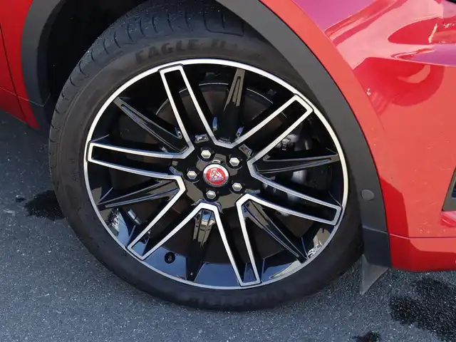 ジャガー ジャガー Ｅペース R ダイナミックSE P250 宮城県 2022(令4)年 1.1万km イタリアンレーシングレッド 純正ナビ【ＢＴ／ＡｐｐｌＣａｒｐｌａｙ／ＡｎｄｒｏｉｄＡｕｔｏ】/ガラスルーフ　/ワイヤレス充電　/赤レザーシート　/ＭＥＲＩＤＩＡＮサウンド　/全席シートヒーター/エマージェンシーブレーキ　/エマージェンシーレーンキープ/リヤトラフィックモニター/ブラインドスポットモニター/オートマチックパーキングエイド/ステアリングヒーター/パドルシフト/前席パワーシート/D席メモリー付き/アダプティブクルーズコントロール　/パワーバックドア　/全方位カメラ/レインセンサー付きワイパー/ドライブレコーダー/オートマチックハイビーム/LEDヘッドライト/純正21インチAW/禁煙車