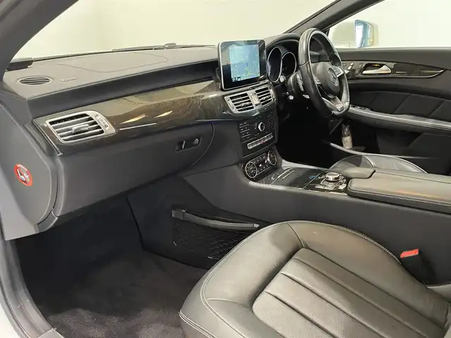メルセデス・ベンツ ＣＬＳ２２０ｄ SブレイクAMGライン　 愛知県 2016(平28)年 5.3万km ダイヤモンドホワイト サンルーフ　/ブラックレザー　/シートヒーター　/ＣＯＭＭＡＮＤナビ　/Ｂｌｕｅｔｏｏｔｈ　/バックカメラ　/フルセグＴＶ　/ＡＣＣ　/ＬＫＡ　/ＬＤＷ　/ＢＳＭ　/キーレスゴー　/ＬＥＤヘッドライト/コーナーセンサー/ＥＴＣ/エアサスペンション/パワーバックドア/プッシュスタート/ウィンカーミラー/アイドリングストップ