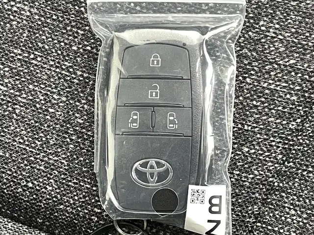 トヨタ シエンタ ハイブリッド Z 熊本県 2025(令7)年 0.1千km ベージュ 登録済未使用車/純正ディスプレイオーディオコネクトナビ（ＡｐｐｌＣａｒＰｌａｙ・ＡｎｄｒｏｉｄＡｕｔｏ・ＢＴ・フルセグ・ＵＳＢ）/純正前後ドライブレコーダー　/全周囲カメラ/ビルトインＥＴＣ２．０　/トヨタセーフティーセンス/・ブラインドスポットモニター/・レーダークルーズコントロール/・プリクラッシュセーフティ/・レーンキープアシスト/・レーンディパーチャーアラート/・リアクロストラフィックアラート/・駐車時支援パーキングサポートシステム/・プロアクティブドライビングアシスト/・ロードサインアシスト/横滑り防止/両側パワースライドドア　/前後クリアランスソナー/オートライト/オートマチックハイビーム/LEDヘッドライト/スマートキー/プッシュスタート/スペアキー1本/保証書/取扱説明書