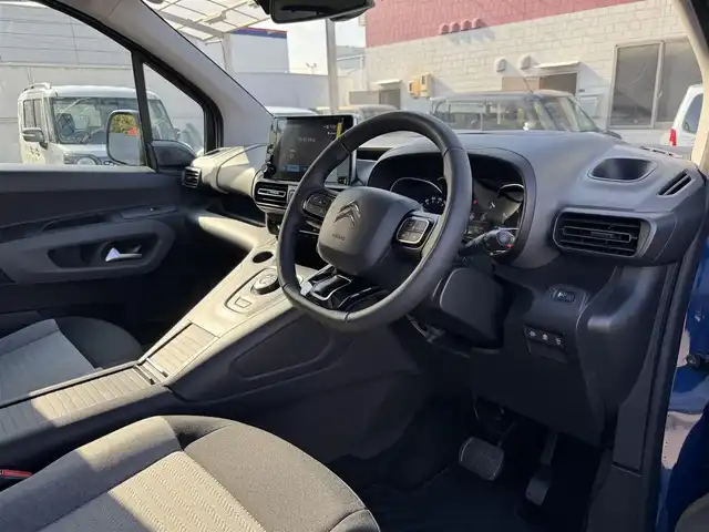 シトロエン シトロエン ベルランゴ シャイン ブルーHDi 三重県 2023(令5)年 0.4万km 青 agreベットキット/マルチパノラミックルーフ/純正ディスプレイオーディオ/全方位モニター/ドライブレコーダー前後/ルーフレール/ブラインドスポットモニター/クリアランスソナー /ETC/スマートキー×2/プッシュスタート/シートバックテーブル/純正16インチアルミホイール