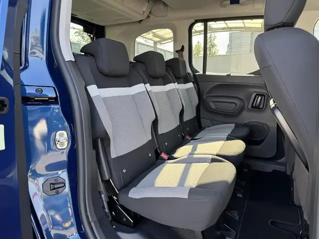 シトロエン シトロエン ベルランゴ シャイン ブルーHDi 三重県 2023(令5)年 0.4万km 青 agreベットキット/マルチパノラミックルーフ/純正ディスプレイオーディオ/全方位モニター/ドライブレコーダー前後/ルーフレール/ブラインドスポットモニター/クリアランスソナー /ETC/スマートキー×2/プッシュスタート/シートバックテーブル/純正16インチアルミホイール