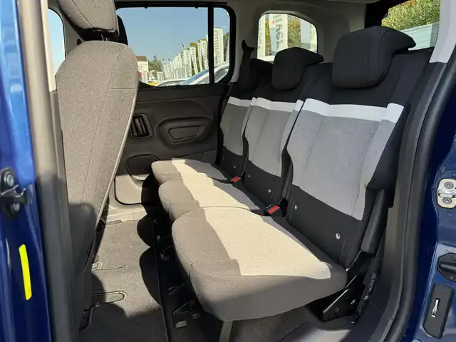 シトロエン シトロエン ベルランゴ シャイン ブルーHDi 三重県 2023(令5)年 0.4万km 青 agreベットキット/マルチパノラミックルーフ/純正ディスプレイオーディオ/全方位モニター/ドライブレコーダー前後/ルーフレール/ブラインドスポットモニター/クリアランスソナー /ETC/スマートキー×2/プッシュスタート/シートバックテーブル/純正16インチアルミホイール