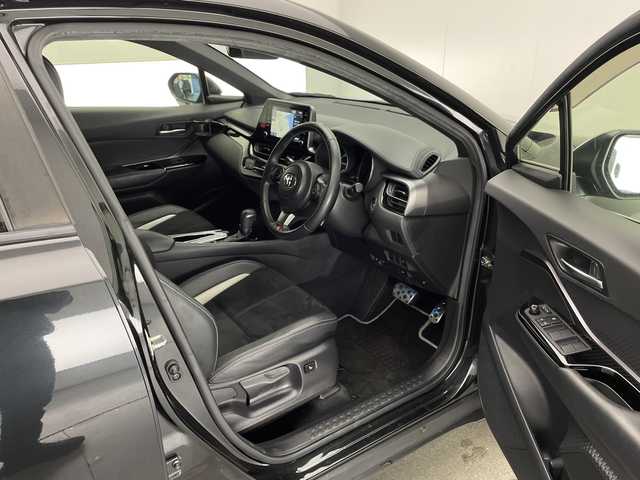 トヨタ Ｃ－ＨＲ S GRスポーツ 宮崎県 2019(令1)年 5万km ブラックマイカ 純正ディスプレイオーディオ/(AM/FM/Bluetooth/フルセグ/ナビ)/衝突軽減ブレーキ/クルーズコントロール/ブラインドスポットモニター　/車線逸脱警報/ドライブレコーダー/ステアリングスイッチ/プッシュスターター/ハーフレザーシート/シートヒーター/バックカメラ/オートハイビーム/LEDヘッドライト/フロアマット/サイドバイザー/ETC