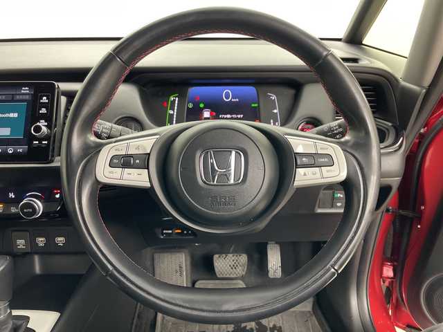 ホンダ フィット e:HEVホーム カーサ 道央・札幌 2022(令4)年 3.3万km プレミアムクリスタルレッドM ・4WD/・寒冷地仕様/・ホンダセンシング/・衝突被害軽減ブレーキ/・横滑り防止装置/・レーンキープアシスト/・クルーズコントロール/・純正9インチナビ/・BT&USB&フルセグTV/・ハーフレザーシート/・前席シートヒーター/・ビルトインETC2.0/・LEDヘッドライト/・オートライト/・スマートキー/・プッシュスタート