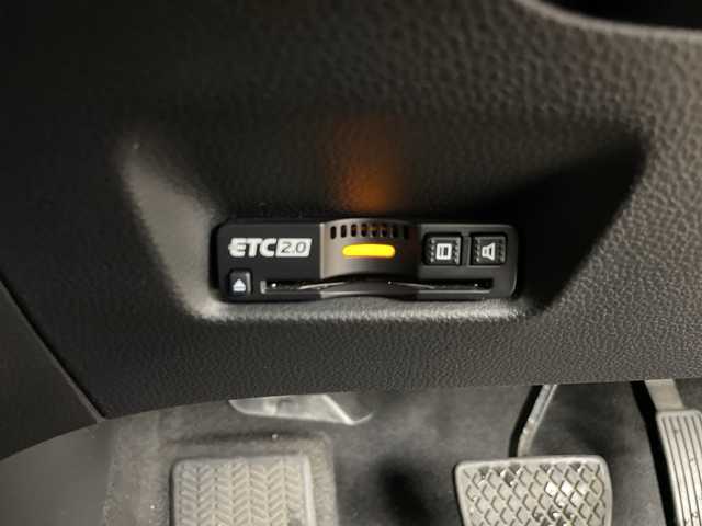 ホンダ フィット e:HEVホーム カーサ 道央・札幌 2022(令4)年 3.3万km プレミアムクリスタルレッドM ・4WD/・寒冷地仕様/・ホンダセンシング/・衝突被害軽減ブレーキ/・横滑り防止装置/・レーンキープアシスト/・クルーズコントロール/・純正9インチナビ/・BT&USB&フルセグTV/・ハーフレザーシート/・前席シートヒーター/・ビルトインETC2.0/・LEDヘッドライト/・オートライト/・スマートキー/・プッシュスタート