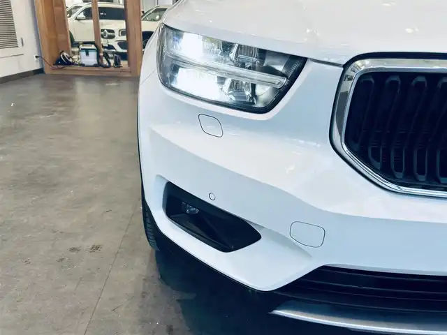 ボルボ ＸＣ４０ B4 モメンタム 大阪府 2021(令3)年 2.3万km 白 クライメートパッケージ/ACC/純正ナビ/TV/360度カメラ/applecarplay/純正18インチAW/LEDヘッドライト/電動リアゲート/ブラインドスポット/クリアランスソナー/Dメモリ付きパワーシート/シートヒーター/ステアリングヒーター/ルーフレール/ETC/ドラレコ/スマートキー