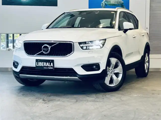 ボルボ ＸＣ４０ B4 モメンタム 大阪府 2021(令3)年 2.3万km 白 クライメートパッケージ/ACC/純正ナビ/TV/360度カメラ/applecarplay/純正18インチAW/LEDヘッドライト/電動リアゲート/ブラインドスポット/クリアランスソナー/Dメモリ付きパワーシート/シートヒーター/ステアリングヒーター/ルーフレール/ETC/ドラレコ/スマートキー