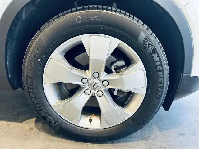 ボルボ ＸＣ４０ B4 モメンタム 大阪府 2021(令3)年 2.3万km 白 クライメートパッケージ/ACC/純正ナビ/TV/360度カメラ/applecarplay/純正18インチAW/LEDヘッドライト/電動リアゲート/ブラインドスポット/クリアランスソナー/Dメモリ付きパワーシート/シートヒーター/ステアリングヒーター/ルーフレール/ETC/ドラレコ/スマートキー