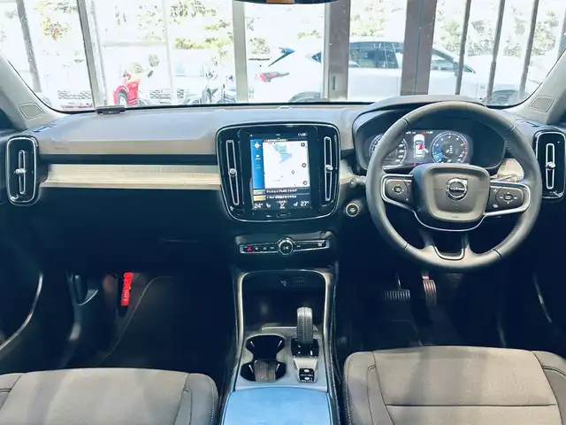 ボルボ ＸＣ４０ B4 モメンタム 大阪府 2021(令3)年 2.3万km 白 クライメートパッケージ/ACC/純正ナビ/TV/360度カメラ/applecarplay/純正18インチAW/LEDヘッドライト/電動リアゲート/ブラインドスポット/クリアランスソナー/Dメモリ付きパワーシート/シートヒーター/ステアリングヒーター/ルーフレール/ETC/ドラレコ/スマートキー