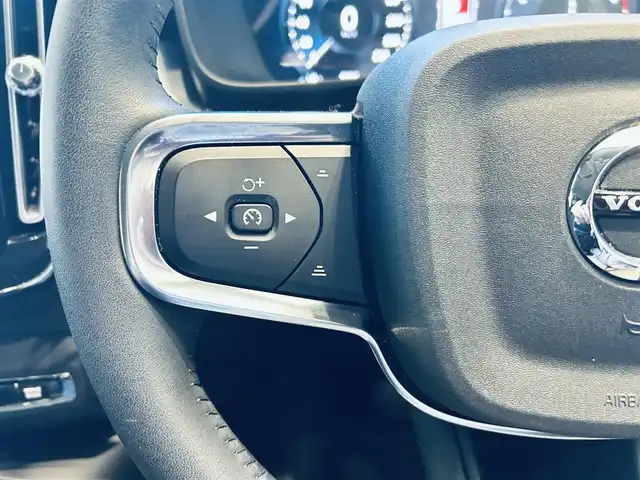 ボルボ ＸＣ４０ B4 モメンタム 大阪府 2021(令3)年 2.3万km 白 クライメートパッケージ/ACC/純正ナビ/TV/360度カメラ/applecarplay/純正18インチAW/LEDヘッドライト/電動リアゲート/ブラインドスポット/クリアランスソナー/Dメモリ付きパワーシート/シートヒーター/ステアリングヒーター/ルーフレール/ETC/ドラレコ/スマートキー