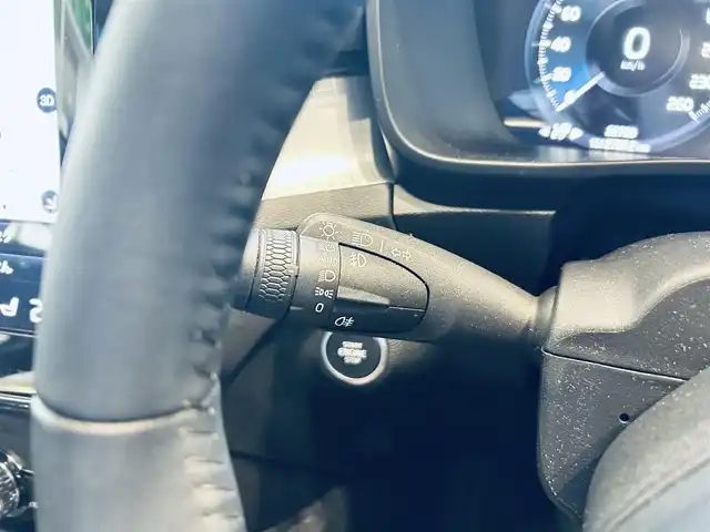 ボルボ ＸＣ４０ B4 モメンタム 大阪府 2021(令3)年 2.3万km 白 クライメートパッケージ/ACC/純正ナビ/TV/360度カメラ/applecarplay/純正18インチAW/LEDヘッドライト/電動リアゲート/ブラインドスポット/クリアランスソナー/Dメモリ付きパワーシート/シートヒーター/ステアリングヒーター/ルーフレール/ETC/ドラレコ/スマートキー