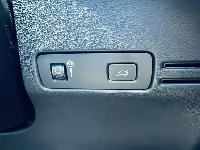 ボルボ ＸＣ４０ B4 モメンタム 大阪府 2021(令3)年 2.3万km 白 クライメートパッケージ/ACC/純正ナビ/TV/360度カメラ/applecarplay/純正18インチAW/LEDヘッドライト/電動リアゲート/ブラインドスポット/クリアランスソナー/Dメモリ付きパワーシート/シートヒーター/ステアリングヒーター/ルーフレール/ETC/ドラレコ/スマートキー