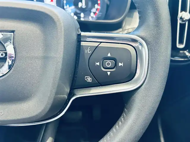 ボルボ ＸＣ４０ B4 モメンタム 大阪府 2021(令3)年 2.3万km 白 クライメートパッケージ/ACC/純正ナビ/TV/360度カメラ/applecarplay/純正18インチAW/LEDヘッドライト/電動リアゲート/ブラインドスポット/クリアランスソナー/Dメモリ付きパワーシート/シートヒーター/ステアリングヒーター/ルーフレール/ETC/ドラレコ/スマートキー