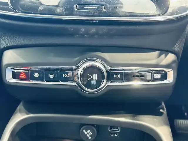 ボルボ ＸＣ４０ B4 モメンタム 大阪府 2021(令3)年 2.3万km 白 クライメートパッケージ/ACC/純正ナビ/TV/360度カメラ/applecarplay/純正18インチAW/LEDヘッドライト/電動リアゲート/ブラインドスポット/クリアランスソナー/Dメモリ付きパワーシート/シートヒーター/ステアリングヒーター/ルーフレール/ETC/ドラレコ/スマートキー