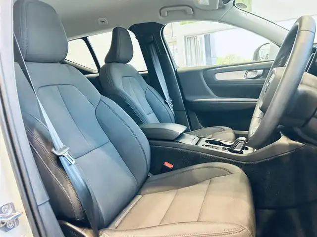 ボルボ ＸＣ４０ B4 モメンタム 大阪府 2021(令3)年 2.3万km 白 クライメートパッケージ/ACC/純正ナビ/TV/360度カメラ/applecarplay/純正18インチAW/LEDヘッドライト/電動リアゲート/ブラインドスポット/クリアランスソナー/Dメモリ付きパワーシート/シートヒーター/ステアリングヒーター/ルーフレール/ETC/ドラレコ/スマートキー