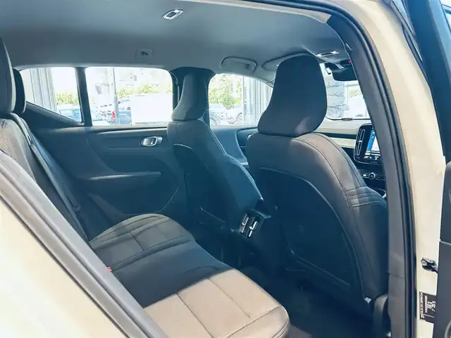 ボルボ ＸＣ４０ B4 モメンタム 大阪府 2021(令3)年 2.3万km 白 クライメートパッケージ/ACC/純正ナビ/TV/360度カメラ/applecarplay/純正18インチAW/LEDヘッドライト/電動リアゲート/ブラインドスポット/クリアランスソナー/Dメモリ付きパワーシート/シートヒーター/ステアリングヒーター/ルーフレール/ETC/ドラレコ/スマートキー