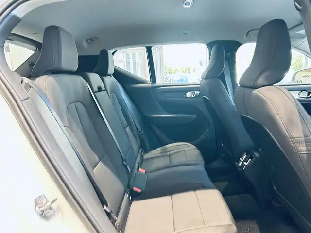 ボルボ ＸＣ４０ B4 モメンタム 大阪府 2021(令3)年 2.3万km 白 クライメートパッケージ/ACC/純正ナビ/TV/360度カメラ/applecarplay/純正18インチAW/LEDヘッドライト/電動リアゲート/ブラインドスポット/クリアランスソナー/Dメモリ付きパワーシート/シートヒーター/ステアリングヒーター/ルーフレール/ETC/ドラレコ/スマートキー