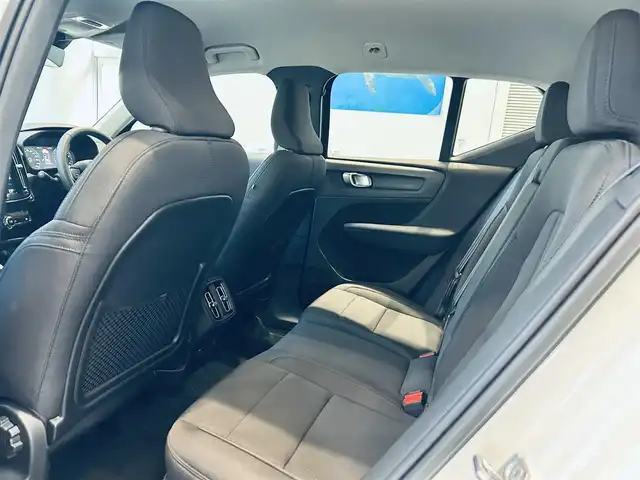 ボルボ ＸＣ４０ B4 モメンタム 大阪府 2021(令3)年 2.3万km 白 クライメートパッケージ/ACC/純正ナビ/TV/360度カメラ/applecarplay/純正18インチAW/LEDヘッドライト/電動リアゲート/ブラインドスポット/クリアランスソナー/Dメモリ付きパワーシート/シートヒーター/ステアリングヒーター/ルーフレール/ETC/ドラレコ/スマートキー