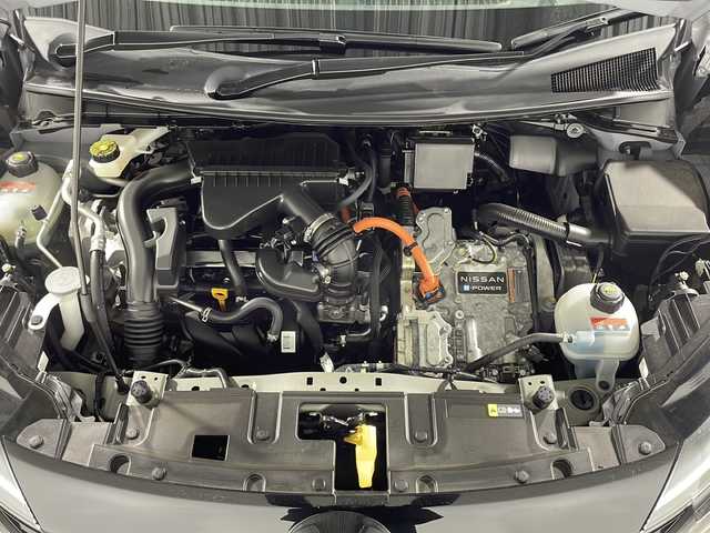 日産 オーラ G 神奈川県 2023(令5)年 4.2万km グレー 純正9インチナビ/Bluetooth&USB&HDMI&AppleCarPlay&フルセグTV/全方位モニター/デジタルインナーミラー/純正ドライブレコーダー/ビルトインETC2.0/ワイヤレス充電器/BOSEパーソナルプラスプラスサウンドスピーカー/ハーフレザーシート/プロパイロット/インテリジェントエマージェンシーブレーキ/踏み間違い衝突防止アシスト/後側方車両検知警報/後側方衝突防止支援システム/車線逸脱警報/車線逸脱防止支援システム/前方衝突予測警報/後退時車両検知警報/ふらつき警報/標識検知機能/インテリジェントクルーズコントロール/アダプティブLEDヘッドライトシステム/LEDフォグライト/ウィンカーミラー
