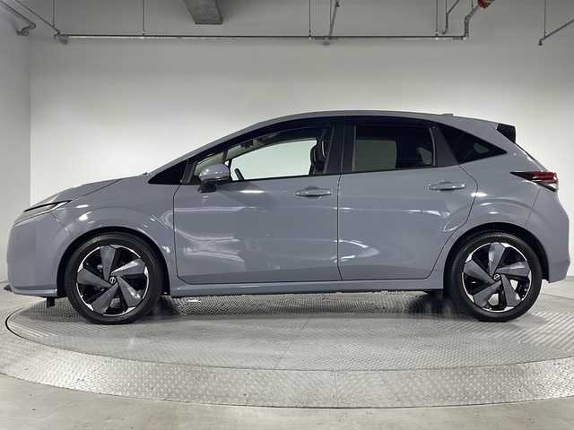 日産 オーラ G 神奈川県 2023(令5)年 4.2万km グレー 純正9インチナビ/Bluetooth&USB&HDMI&AppleCarPlay&フルセグTV/全方位モニター/デジタルインナーミラー/純正ドライブレコーダー/ビルトインETC2.0/ワイヤレス充電器/BOSEパーソナルプラスプラスサウンドスピーカー/ハーフレザーシート/プロパイロット/インテリジェントエマージェンシーブレーキ/踏み間違い衝突防止アシスト/後側方車両検知警報/後側方衝突防止支援システム/車線逸脱警報/車線逸脱防止支援システム/前方衝突予測警報/後退時車両検知警報/ふらつき警報/標識検知機能/インテリジェントクルーズコントロール/アダプティブLEDヘッドライトシステム/LEDフォグライト/ウィンカーミラー