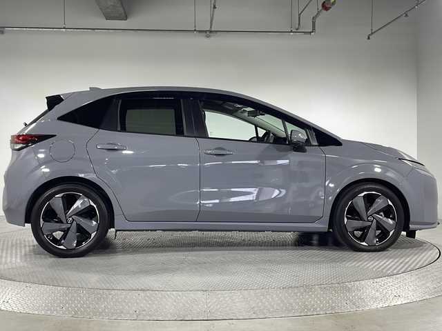 日産 オーラ G 神奈川県 2023(令5)年 4.2万km グレー 純正9インチナビ/Bluetooth&USB&HDMI&AppleCarPlay&フルセグTV/全方位モニター/デジタルインナーミラー/純正ドライブレコーダー/ビルトインETC2.0/ワイヤレス充電器/BOSEパーソナルプラスプラスサウンドスピーカー/ハーフレザーシート/プロパイロット/インテリジェントエマージェンシーブレーキ/踏み間違い衝突防止アシスト/後側方車両検知警報/後側方衝突防止支援システム/車線逸脱警報/車線逸脱防止支援システム/前方衝突予測警報/後退時車両検知警報/ふらつき警報/標識検知機能/インテリジェントクルーズコントロール/アダプティブLEDヘッドライトシステム/LEDフォグライト/ウィンカーミラー