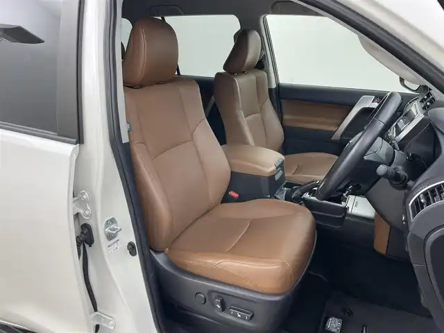 トヨタ ランドクルーザー プラド TX-L 70thアニバーサリーLTD 岡山県 2021(令3)年 3.2万km ホワイトパールクリスタルシャイン ワンオーナー		/ビックX９インチナビゲーション	/【フルセグ/Bluetooth/DVD/MSP/HDMI/CarPlay】		/バックカメラ	/デジタルインナーミラー/純正18inアルミホイール+サマータイヤ：装着			/レーダークルーズコントロール		/ビルトインETC		/LEDヘッドライト（AUTO機能付き）		/シートヒーター	/シートベンチレーション	/横滑り防止機能		/衝突軽減システム		/車線逸脱防止システム		/社外ドライブレコーダー			/スマートキー				/プッシュスタート		/コーナーセンサー			/フロアマット