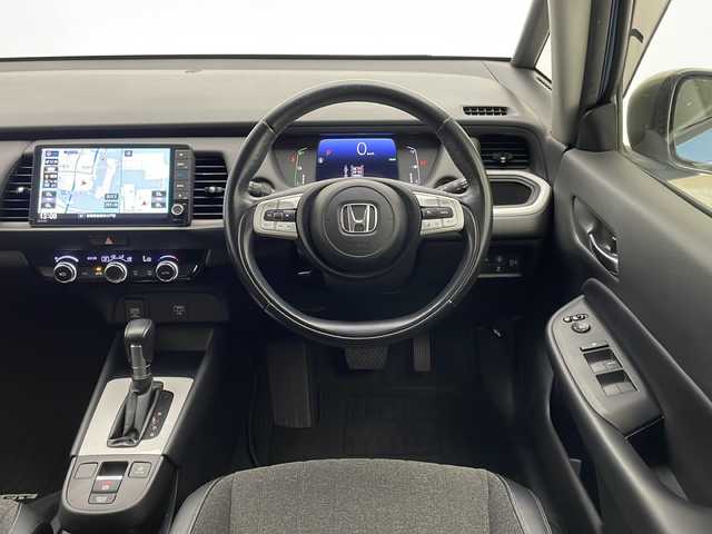 ホンダ フィット e:HEVホーム 宮崎県 2020(令2)年 9.9万km ライトブルー 禁煙車/ホンダセンシング/純正9型ナビTV/（VXU-205FTi/CD/DVD/MSV/Bluetooth/フルセグTV)/純正バックカメラ/純正LEDオートライト/純正フロアマット/アダプティブクルーズコントロール/レーンディパーチャーアラート/クリアランスソナー/電子パーキング/オートホールド/ウインカードアミラー/本革巻ハンドル/オートエアコン/スマートキー/プッシュエンジンスタート/新車時保証書/取扱い説明書