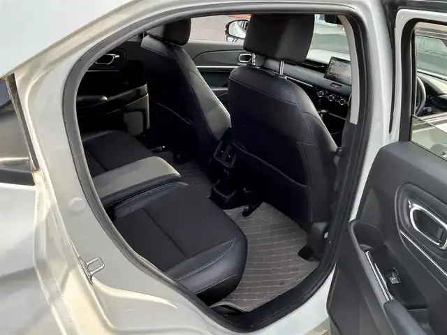 ホンダ ヴェゼル ハイブリッド e:HEV Z 宮城県 2022(令4)年 5.5万km プラチナホワイトパール Honda CONNECTディスプレー/・9インチワイドディスプレイ/・ナビ機能/・Bluetooth/・フルセグTV/＋ETC2.0車載器＋ワイヤレス充電器/後退出庫サポート/＝＝＝/ホンダセンシング/・衝突軽減ブレーキ/・誤発進抑制機能/・後方誤発進抑制機能/・近距離衝突軽減ブレーキ/・歩行者事故軽減ステアリング/・路外逸脱抑制機能/・渋滞追従機能付アダプティブクルーズコントロール/・車線維持支援システム/・先行車発進お知らせ機能/・標識認識機能/・オートハイビーム/・パーキングセンサーシステム/ブラインドスポットインフォメーション/ハンズフリーアクセスパワーテールゲート(予約クローズ機能付)/ハーフレザーシート/親水/ヒーテッドドアミラー/＋熱線入りフロントウインドウ/＋運転席助手席シートヒーター/LEDヘッドランプ/LEDシーケンシャルターンランプ/フォグランプ/電動パーキングブレーキ/ブレーキホールド/スマートキー＆プッシュスタート/純正18インチAW/フロアマット/ドアバイザー/W/サイド/カーテンエアバッグ