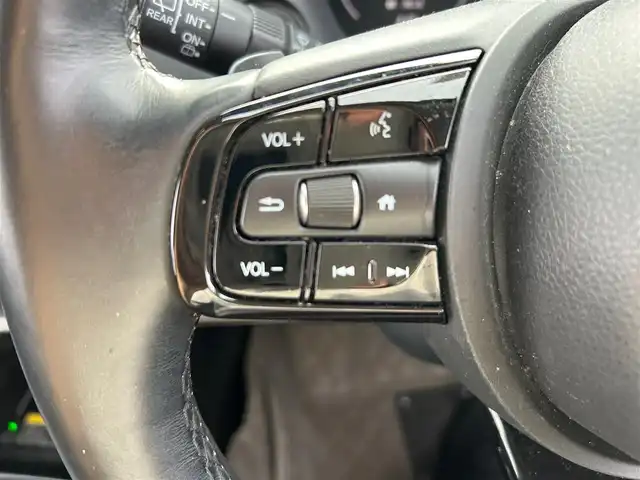 ホンダ ヴェゼル ハイブリッド e:HEV Z 宮城県 2022(令4)年 5.5万km プラチナホワイトパール Honda CONNECTディスプレー/・9インチワイドディスプレイ/・ナビ機能/・Bluetooth/・フルセグTV/＋ETC2.0車載器＋ワイヤレス充電器/後退出庫サポート/＝＝＝/ホンダセンシング/・衝突軽減ブレーキ/・誤発進抑制機能/・後方誤発進抑制機能/・近距離衝突軽減ブレーキ/・歩行者事故軽減ステアリング/・路外逸脱抑制機能/・渋滞追従機能付アダプティブクルーズコントロール/・車線維持支援システム/・先行車発進お知らせ機能/・標識認識機能/・オートハイビーム/・パーキングセンサーシステム/ブラインドスポットインフォメーション/ハンズフリーアクセスパワーテールゲート(予約クローズ機能付)/ハーフレザーシート/親水/ヒーテッドドアミラー/＋熱線入りフロントウインドウ/＋運転席助手席シートヒーター/LEDヘッドランプ/LEDシーケンシャルターンランプ/フォグランプ/電動パーキングブレーキ/ブレーキホールド/スマートキー＆プッシュスタート/純正18インチAW/フロアマット/ドアバイザー/W/サイド/カーテンエアバッグ