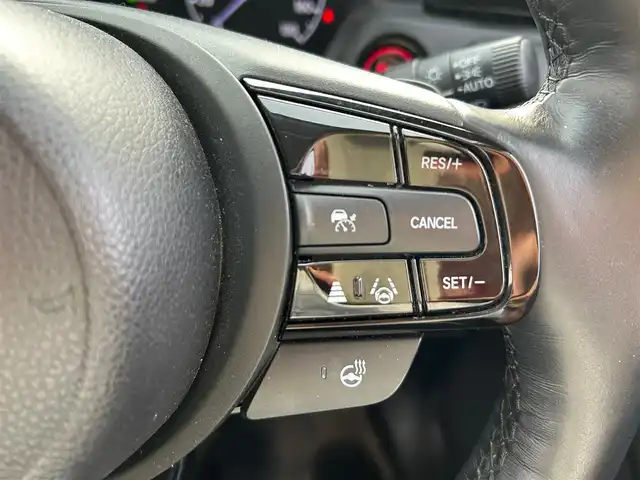 ホンダ ヴェゼル ハイブリッド e:HEV Z 宮城県 2022(令4)年 5.5万km プラチナホワイトパール Honda CONNECTディスプレー/・9インチワイドディスプレイ/・ナビ機能/・Bluetooth/・フルセグTV/＋ETC2.0車載器＋ワイヤレス充電器/後退出庫サポート/＝＝＝/ホンダセンシング/・衝突軽減ブレーキ/・誤発進抑制機能/・後方誤発進抑制機能/・近距離衝突軽減ブレーキ/・歩行者事故軽減ステアリング/・路外逸脱抑制機能/・渋滞追従機能付アダプティブクルーズコントロール/・車線維持支援システム/・先行車発進お知らせ機能/・標識認識機能/・オートハイビーム/・パーキングセンサーシステム/ブラインドスポットインフォメーション/ハンズフリーアクセスパワーテールゲート(予約クローズ機能付)/ハーフレザーシート/親水/ヒーテッドドアミラー/＋熱線入りフロントウインドウ/＋運転席助手席シートヒーター/LEDヘッドランプ/LEDシーケンシャルターンランプ/フォグランプ/電動パーキングブレーキ/ブレーキホールド/スマートキー＆プッシュスタート/純正18インチAW/フロアマット/ドアバイザー/W/サイド/カーテンエアバッグ